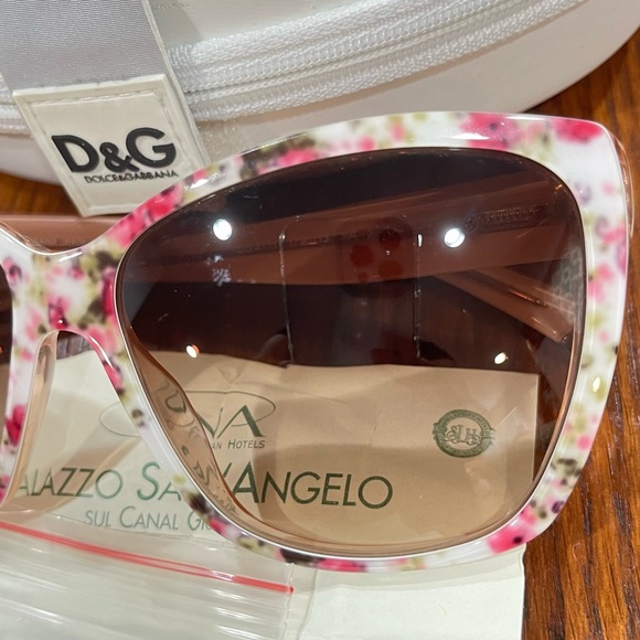 Aunthentic dolce gabbana women sunglasses not scratches, very good condition main image 3